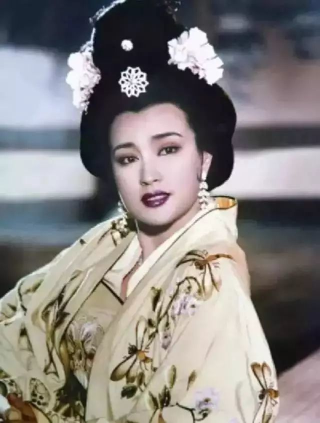 康熙王朝|《康熙王朝》里容妃去世，她还是中国最美服装设计师