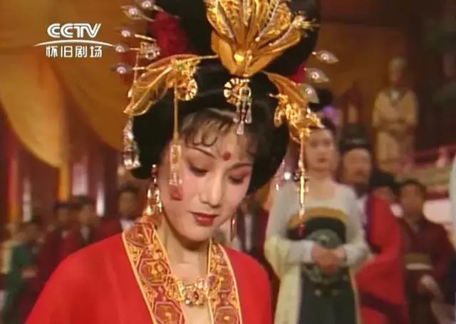康熙王朝|《康熙王朝》里容妃去世，她还是中国最美服装设计师