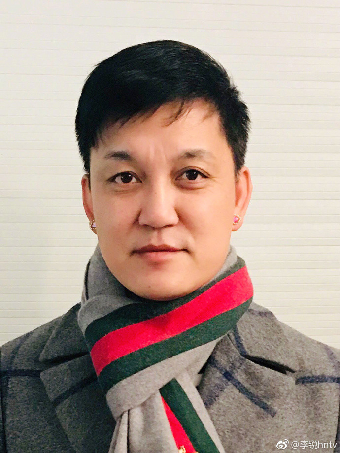 村长李锐也开始走陈志朋的路线啦?妖艳耳钉暴露女儿奴属性