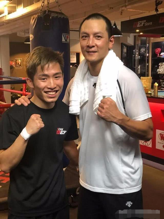 45岁吴彦祖晒近照,发际线后移变M型秃,同框鹿