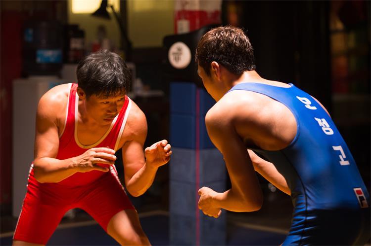 韩国经典电影《摔跤选手》:一对摔跤手父子和女大学生之间的故事