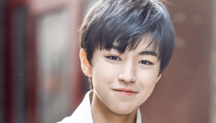 王俊凯在片场抽烟被拍?真实原因笑喷网友,网友