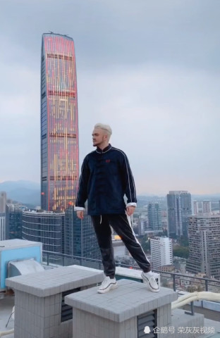 老外也来秀琵琶行舞蹈,看到身后,网友怂了:兄弟