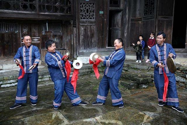 打溜子乐队编制由溜子锣,头钹,二钹,马锣四件打击乐器组成,加唢呐演奏