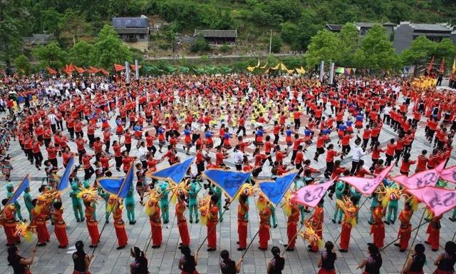 山民情歌,間有梯瑪舉行祭祀儀式和