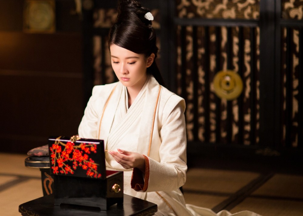 乔欣衣品真好,卫衣下穿碎花裙时髦又少女,活力