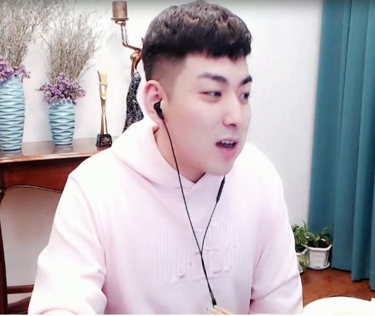 中国蓝电母被曝在商场更衣室XXX!小白龙