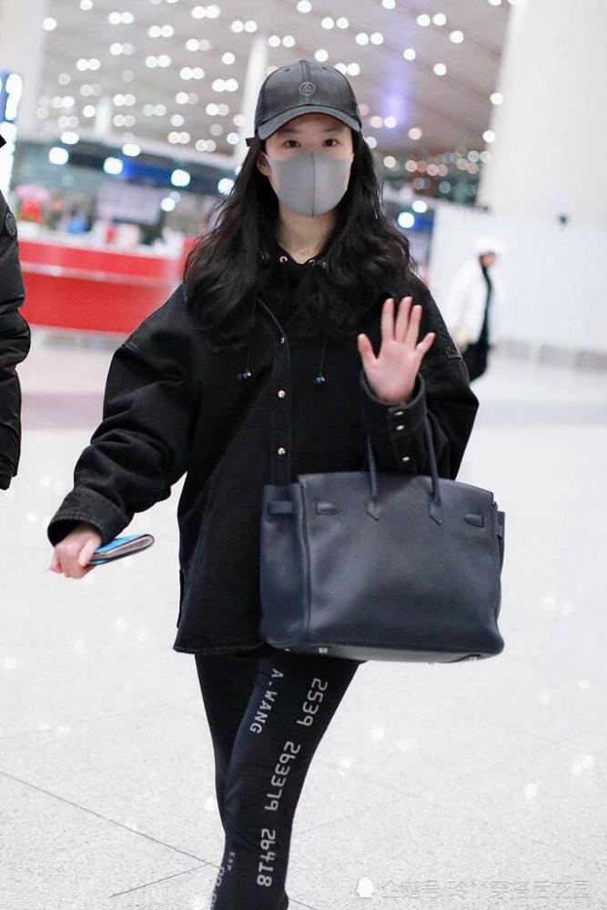 刘亦菲素颜穿牛仔加瑜伽裤和60岁妈妈现身机