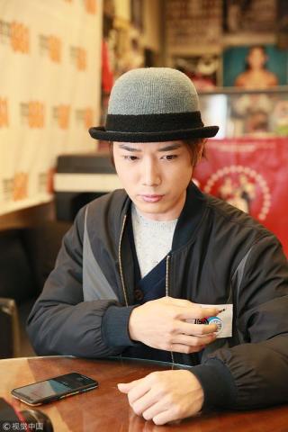 蔡翰亿接受商台访问侃侃而谈,戴礼帽凹造型气质温和