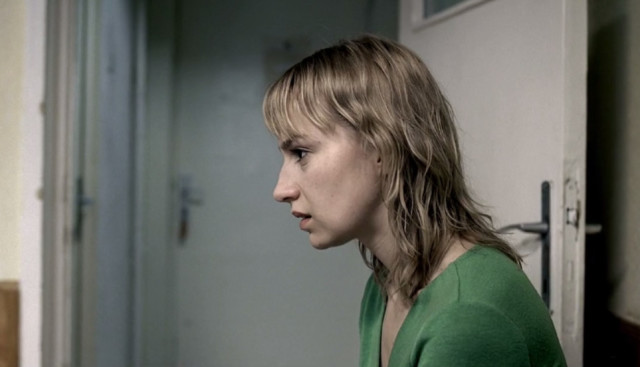 在一个不允许堕胎的国家,医生利用职权为所欲为,少女们苦不堪言