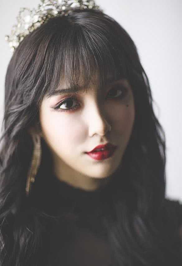 艾比黑色婚纱照曝光,头戴皇冠化身"女王",网友:缺个新郎吗?