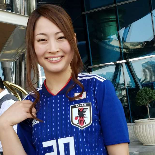 迪拜日本空姐支持国家队 啦啦队长预言3-0沙特