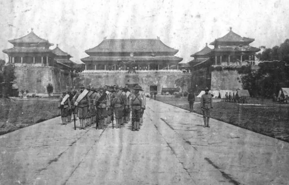 老照片:中国百姓帮八国联军搭梯子攻入紫禁城