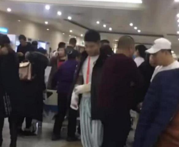 快手白小白出车祸紧急赶往医院,网友偶遇,伤势严重!