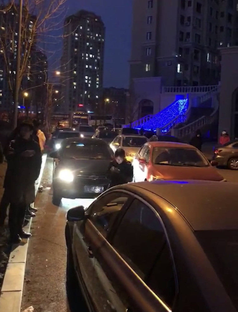 大连亿达春田小区遭业主堵门维权!地下停车场