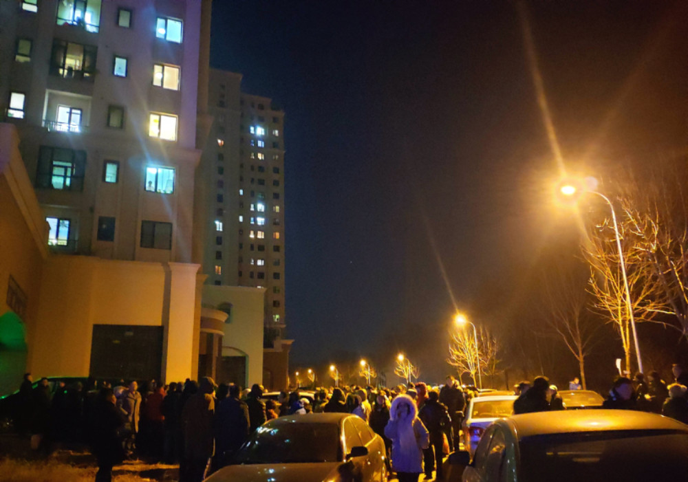 连亿达春田小区遭业主堵门维权!地下停车场只