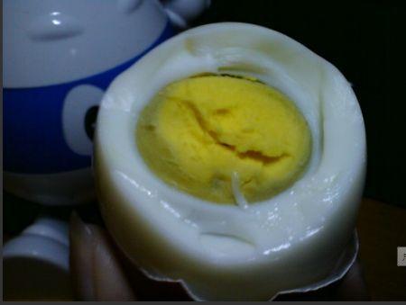 煮熟的蛋黄上有一层黑膜,还能吃吗?很多人想错