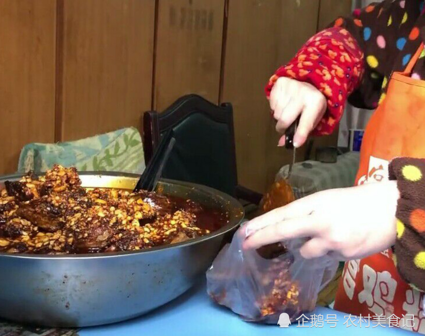 成都兔头店的扛把子,一盆红油泡着兔头,光看着