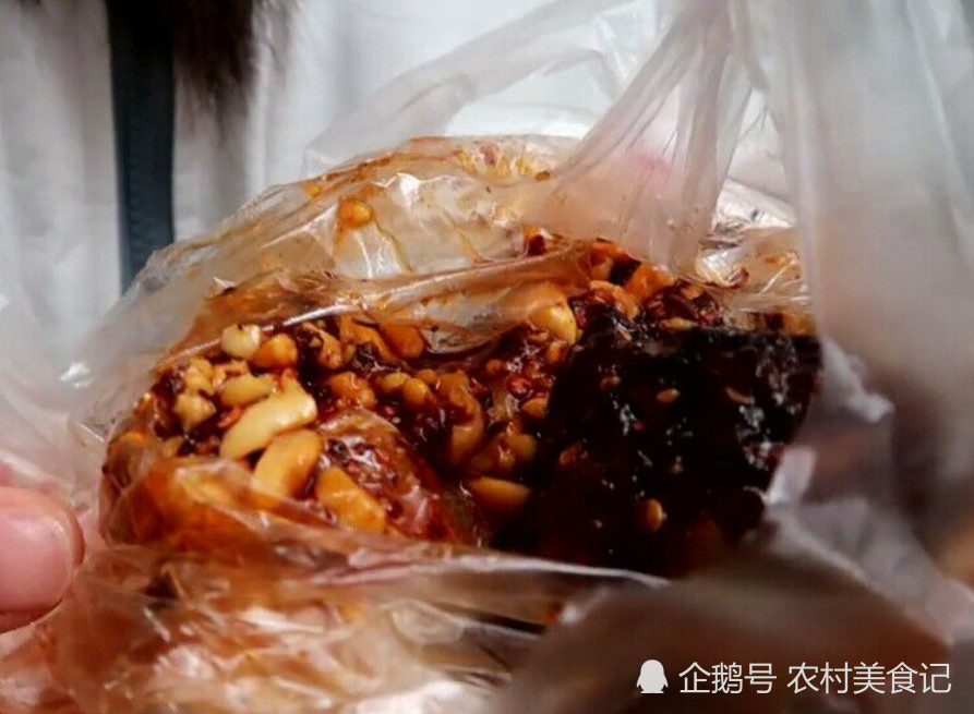 成都兔头店的扛把子,一盆红油泡着兔头,光看着