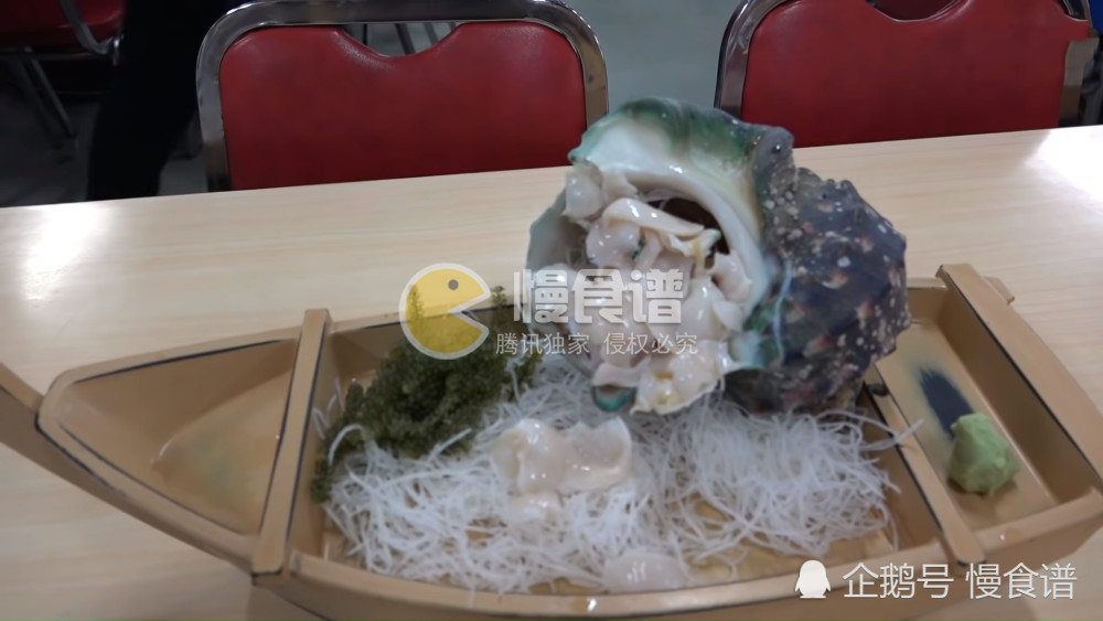 网友去日本旅行 162元吃了一个巨型夜光贝 只有一点点可以吃