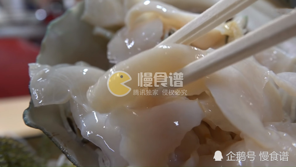 网友去日本旅行 162元吃了一个巨型夜光贝 只有一点点可以吃