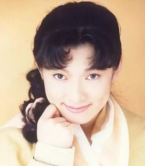 湘琴婆婆的扮演者,叫赵咏华. 赵咏华不仅会演戏,她还是名歌手哟!