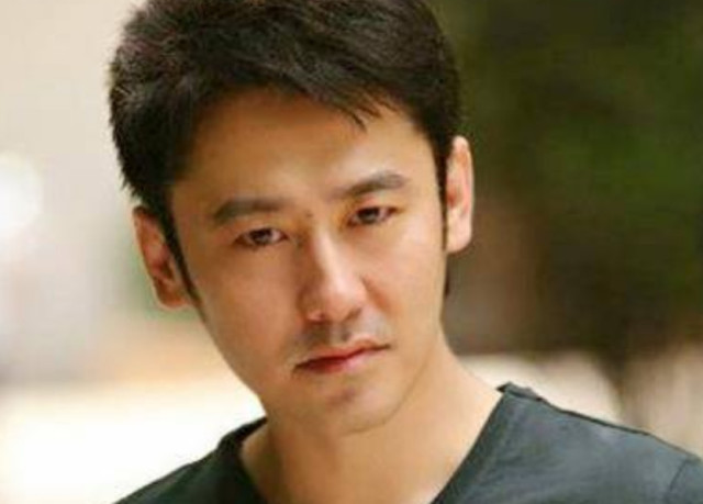 吴秀波年轻时候颜值有多高?看到30年前照片,网