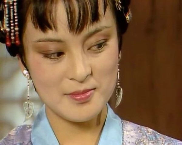 《红楼梦》里贾探春如何克服身份的尴尬，活出自己的精彩？