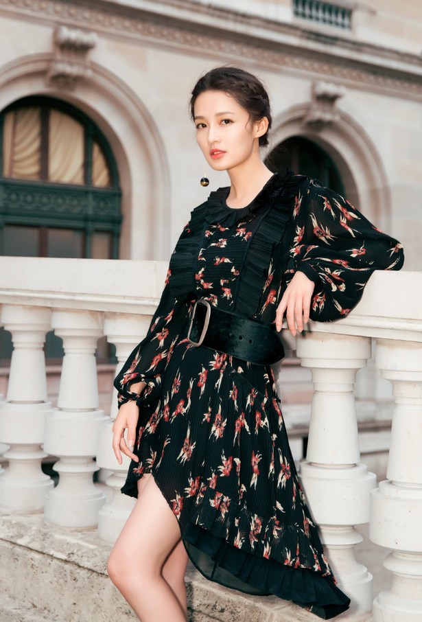 李沁的鞋子绝了,竟是人字拖与凉鞋的结合体?感觉走两步就要掉!
