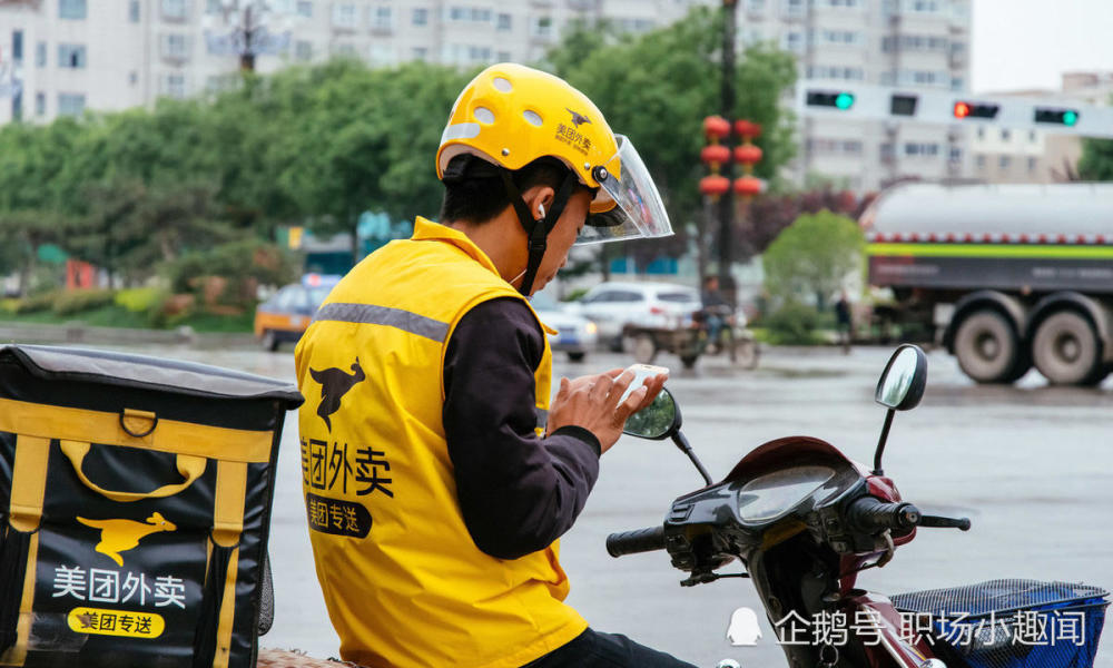 一位在二線城市跑外賣的騎手,和老羊交流了下自己的工資:這位外賣員是