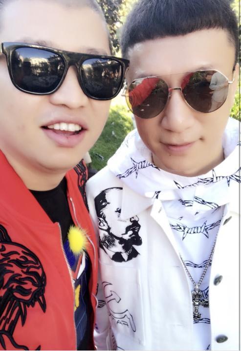 快手二驴封号后首次出镜,看到他和散打哥和合照,粉丝很难受!