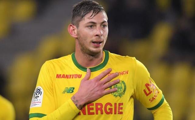 警方搜救无进展:生还可能性不大 飞机60岁驾驶