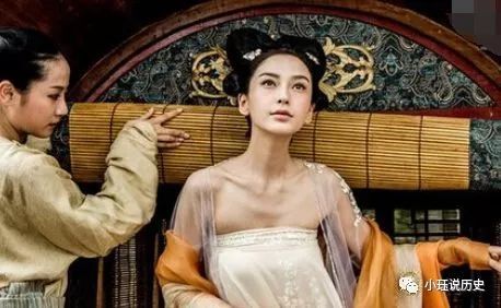 将军的女人被皇帝抢入宫中,将军死后,女人说:同