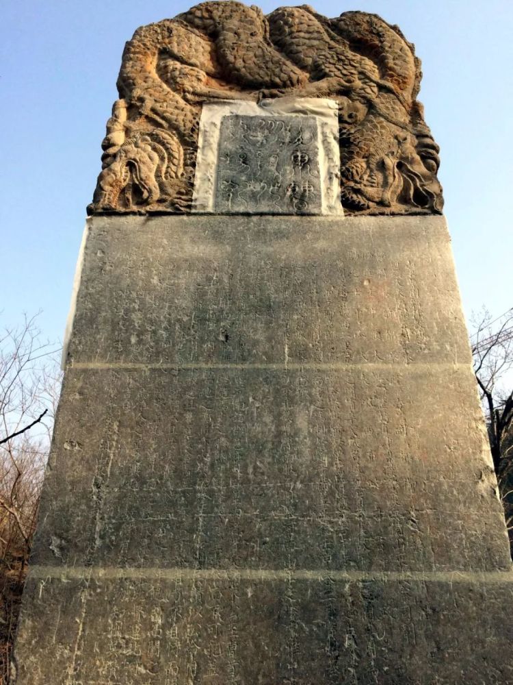 在凤嘴堌堆的东南角,立有一块明代的"山东曹州新作教场记"碑,碑记详细