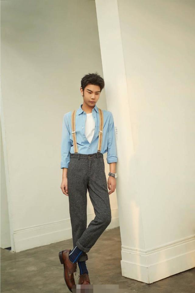 发际线小吴首拍大片,浓眉变身时尚利器,大长腿好身材帅气逼人|发际线