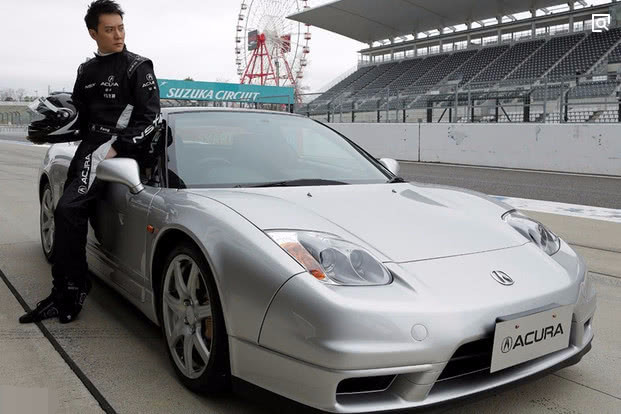 冯绍峰豪车云集,赵丽颖低调出行,网友:差距好大啊!