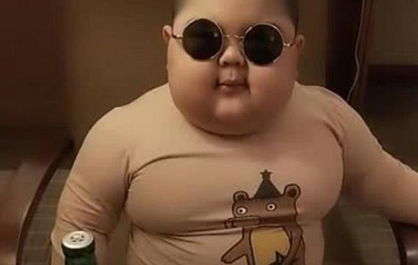 快手小胖孩走红父母行为遭到众人的讽刺网友太过分