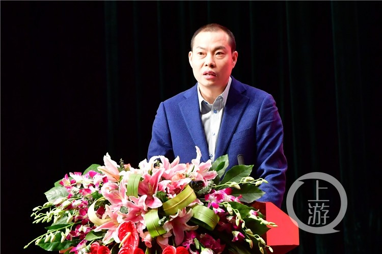 川航机长披露客机遇险细节:风挡玻璃破裂后仅