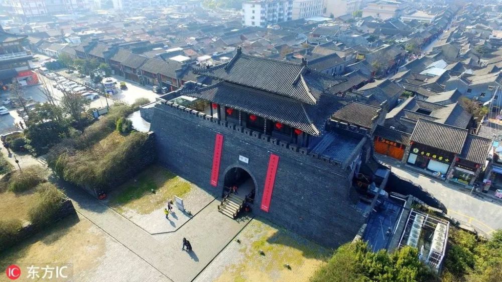 谷雨丨城管冲击考古队 扬州瘦西湖挖掘机前夹