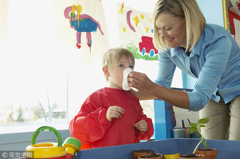 过敏性鼻炎|别再把过敏性鼻炎当感冒了！这3种表现可得区分好