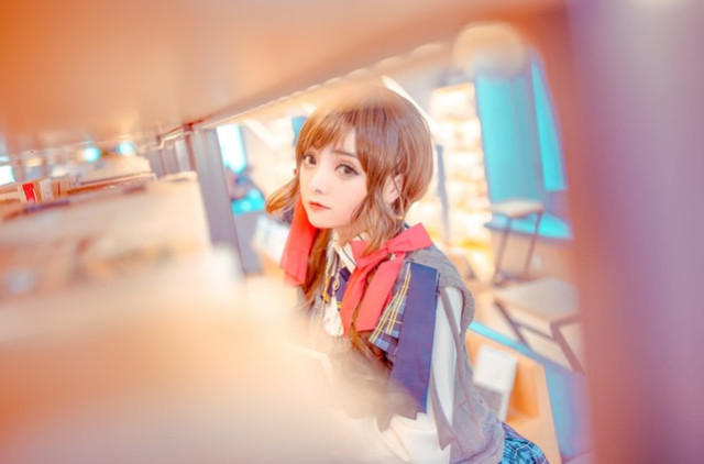 15岁小姐姐精美cos"暖暖"现身图书馆,网友:可爱到极点!