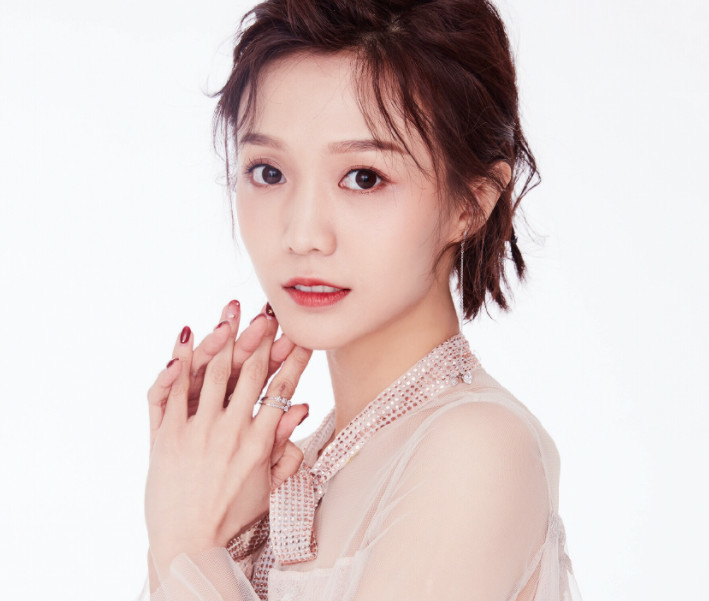 《超越吧英雄》中的王靖雯也是陈赫旗下艺人，颜值不比哈妮克孜差