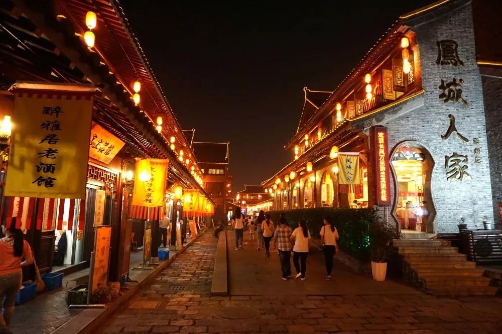 皓月当空,漫步泰州老街,一边品尝美食,一边感受节日喜庆热闹的氛围