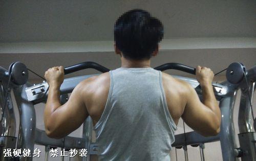 引体向上练背的时候如果犯了这三个错误你的背阔肌就厚不起来