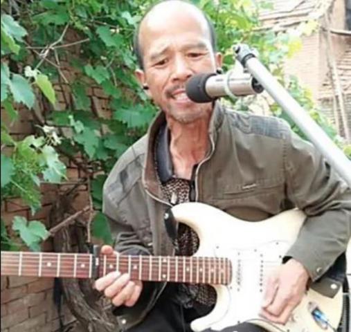 "快手第一网红"本亮大叔妻子照片曝光,网友:这是真的吗?