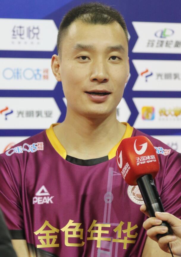 河南少帅转会上海冲男排联赛冠军 33岁的崔建军向沈琼"取经"