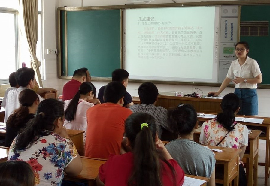 小学生家长会,父母的这3种穿着最讨人厌,家长