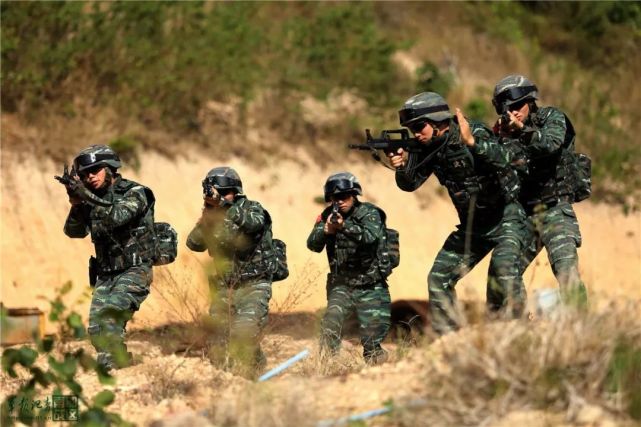 热血!看武警特战队员的山地捕歼战斗!