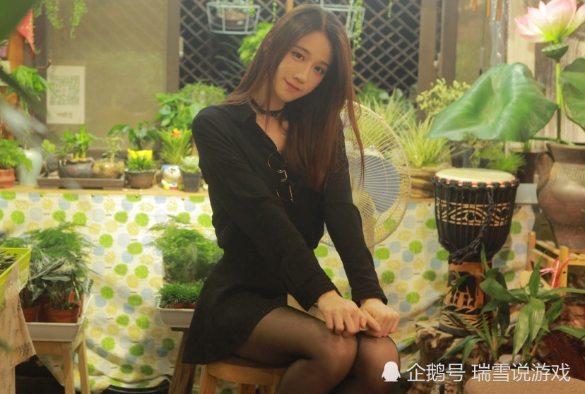 轩子巨二兔晒照备受好评,这次将黑丝袜换成了灰丝?别有一番风味