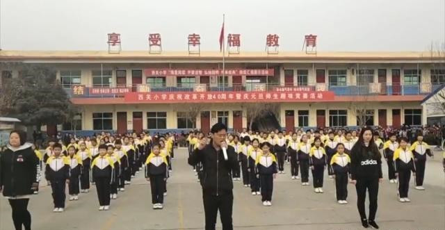超酷课间操!山西小学校长带学生一起跳鬼步舞